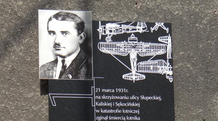 Tablica przy ul. Kaliskiej 16 w Warszawie upamiętniająca katastrofę PZL.12, w której zginął Zygmunt Puławski (fot. Jolanta Dyr, CC BY-SA 3.0, Wikimedia Commons)