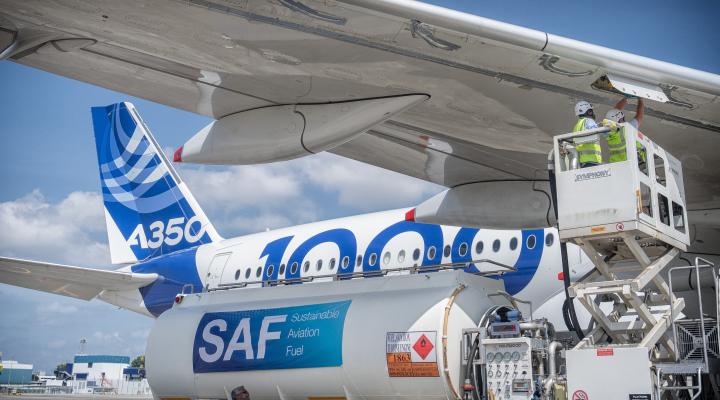 Tankowanie samolotu pasażerskiego paliwem SAF (fot. Airbus)