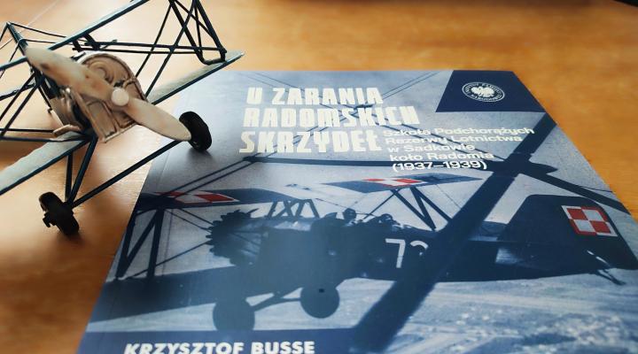 U zarania radomskich skrzydeł. Szkoła Podchorążych Rezerwy Lotnictwa w Sadkowie koło Radomia (1937-1939) (fot. Muzeum Sił Powietrznych w Dęblinie)