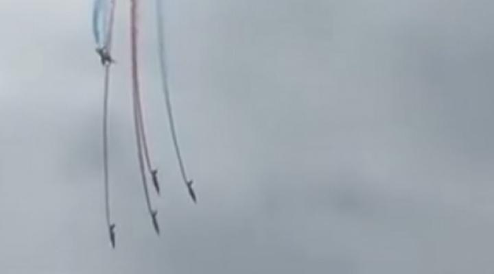Zderzenie w powietrzu dwóch samolotów Patrouille de France, fot. kadr youtube