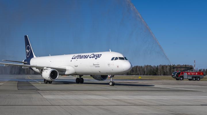 A321F należący do Lufthansa Cargo powitany salutem wodnym w Porcie Lotniczym Katowice (fot. Jakub Mańka)