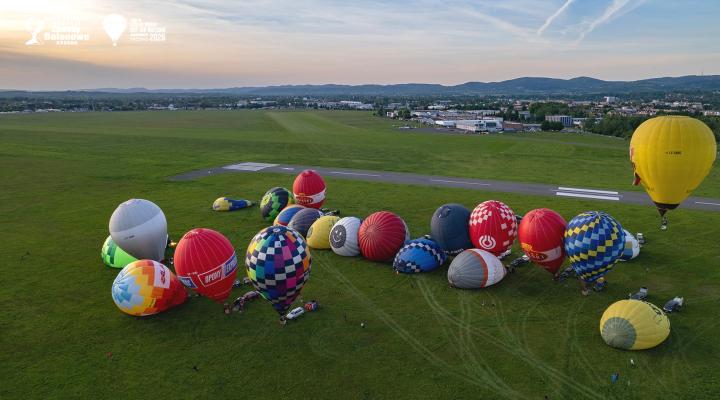 Balony na lotnisku w Krośnie (fot. gorskie-zawody-balonowe.pl)