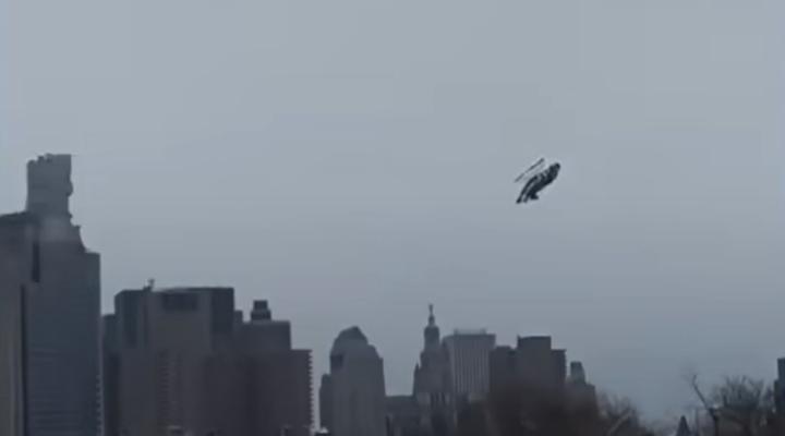 Bell 206L-4 LongRanger IV spada do rzeki Hudson (fot. kadr z filmu na youtube.com)