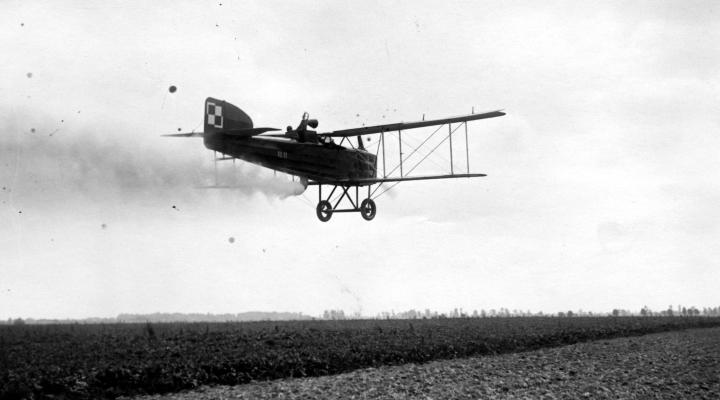 Breguet XIV (nr CWL 10.11) podczas opylania plantacji buraków środkiem hamującym rozwój grzyba na liściach. Leszno pod Warszawą, koniec sierpnia 1927 roku. (fot. Ze zbiorów Narodowego Archiwum Cyfrowego)