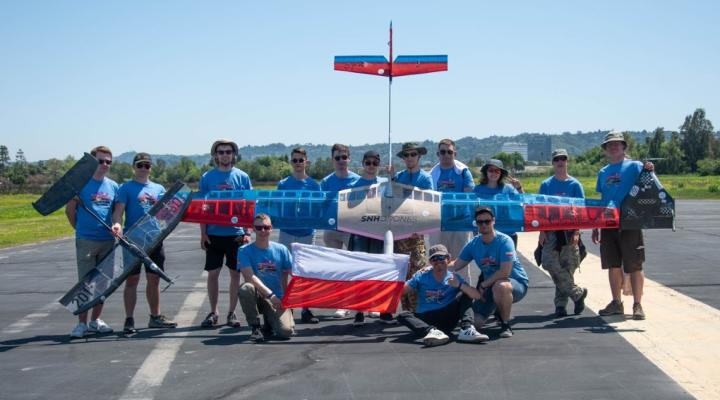 Członkowie Akademickiego Klubu Lotniczego Politechniki Wrocławskiej na zawodach SAE Aero Design West w USA (fot. Michał Szewczyk)