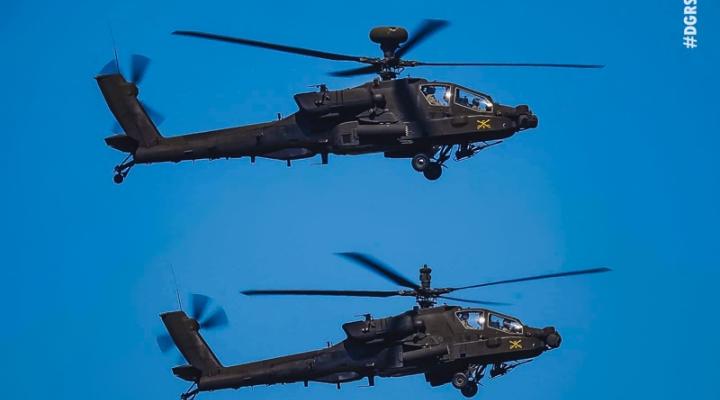Dwa śmigłowce AH-64 Apache w locie - widok z boku (fot. DGRSZ)