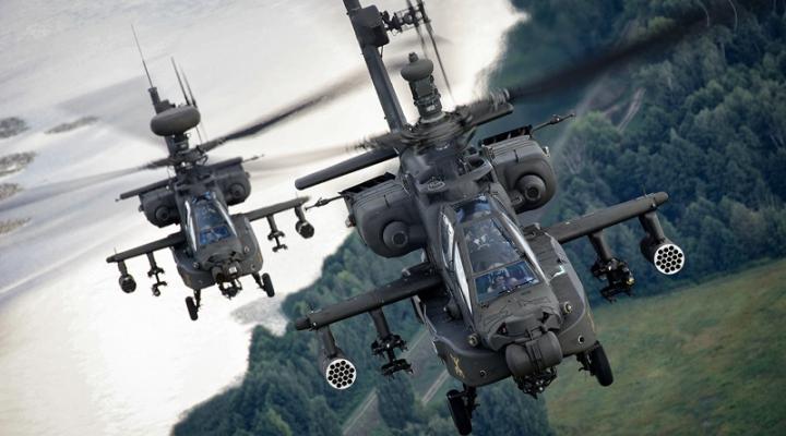 Dwa śmigłowce AH-64 Apache w locie - widok z przodu (fot. Bartosz Bera)