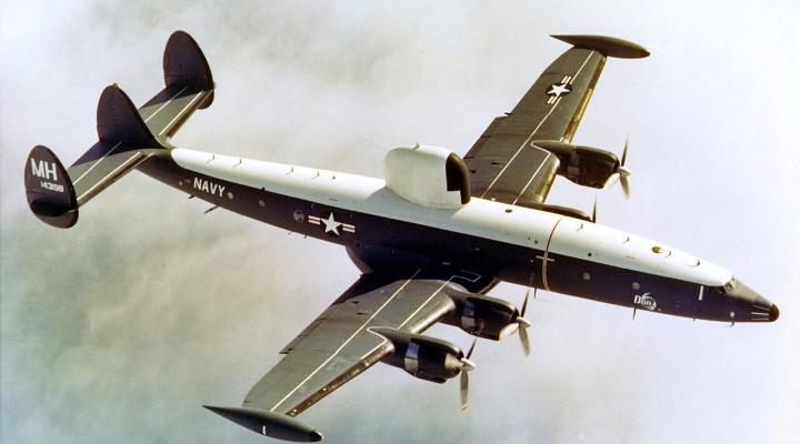 EC-121 Warning Star w locie (fot. USN, Domena publiczna, Wikimedia Commons)