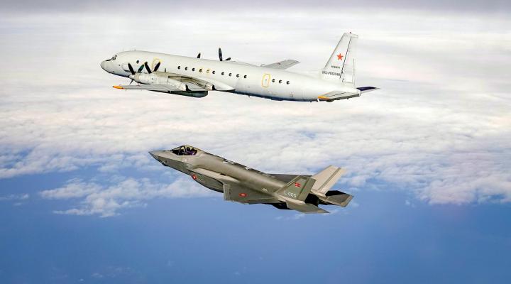 F-35 duńskich sił powietrznych eskortuje rosyjski samolot rozpoznawczy Ił-20 (w kodzie NATO Coot-A) (fot. Forsvaret, Facebook)