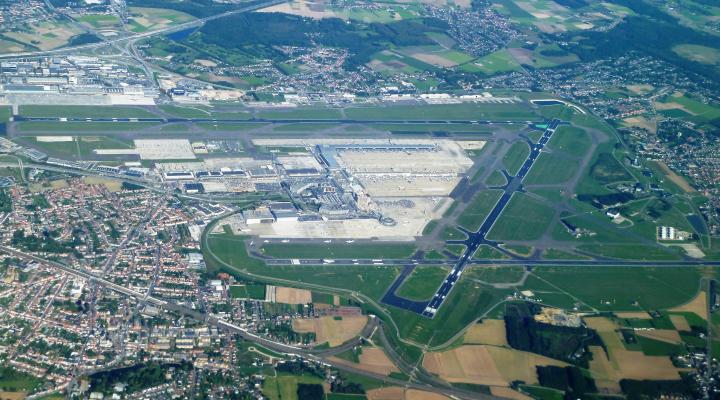 Lotnisko Bruksela-Zaventem widziane z samolotu (fot. Abxbay, CC BY-SA 4.0, Wikimedia Commons)