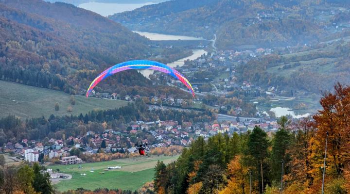Paralotnia w locie (fot. Beskidzkie Stowarzyszenie Paralotniowe)