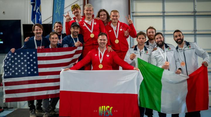 Polacy Mistrzami Świata w Indoor Skydiving (fot. Flyspot Synapses – Polish VFS Team)