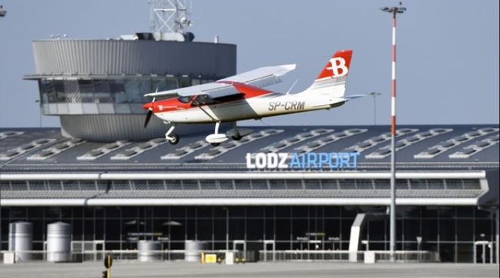 Port Lotniczy Łódź - samolot GA w locie, terminal w tle (fot. Port Lotniczy Łódź)