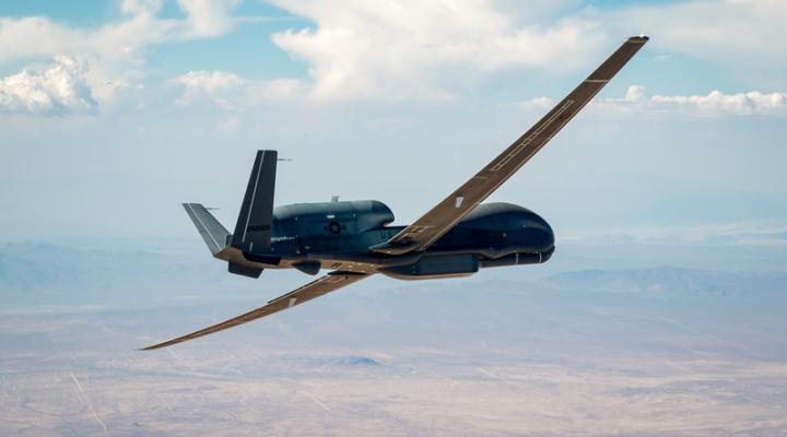 RQ-4D Global Hawk w locie (fot. Bryce Bennett, Air Force)