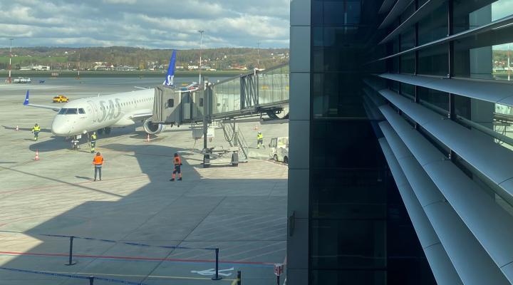 Samolot linii lotniczych SAS na płycie lotniska w Krakowie (fot. Kraków Airport)