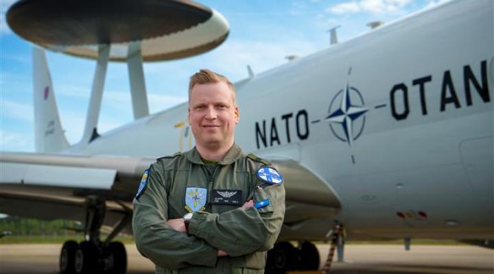Starszy sierżant Aleksi przed samolotem NATO E-3A AWACS (fot. OR-5 Andrew Hummel)