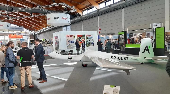 Szybowiec akrobacyjny I-45 JAY prezentowany na targach lotniczych AERO Friedrichshafen w Niemczech (fot. Łukasiewicz - Instytut Lotnictwa)