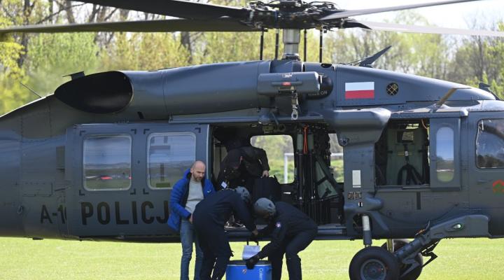 Transport serca przy użyciu śmigłowca policyjnego Black Hawk (fot. policja.pl)
