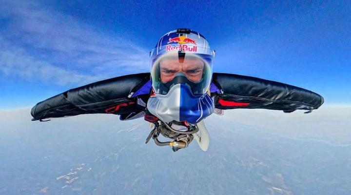 Wingsuiter Sebastian Alvarez, fot. red bull