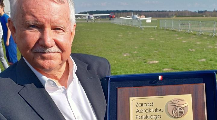 Złoty Medal dla Tadeusza Mężyka za zasługi dla Aeroklubu Polskiego (fot. Aeroklub Rybnickiego Okręgu Węglowego)