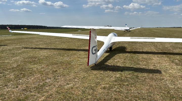 23. Szybowcowe Mistrzostwa Polski w klasie Klub A w Lesznie - start szybowca za samolotem (fot. Glide&Race Leszno, Facebook)