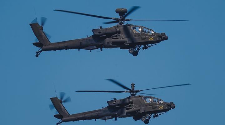 AH-64D Apache - dwa śmigłowce w locie (fot. DGRSZ)