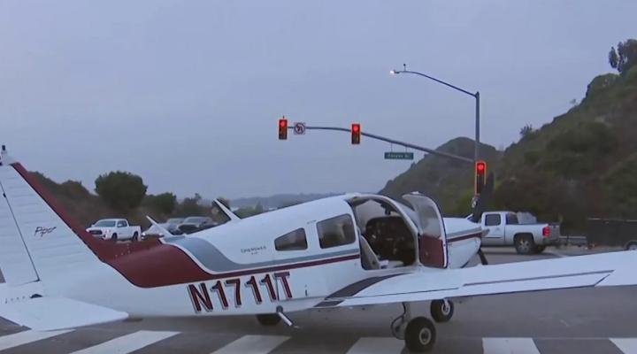 Awaryjne lądowanie Pipera Cherokee na autostradzie pod San Diego, fot. Oceanside Police