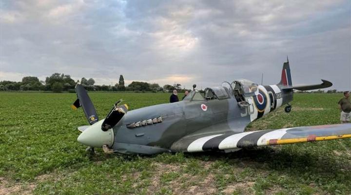 Awaryjne lądowanie myśliwca Spitfire w pobliżu Lydd, fot. Kent online