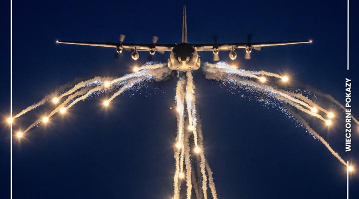 C-130 Hercules - pokaz nocny z pirotechniką na Air SHOW Radom (fot. Sławek HESJA Krajniewski)