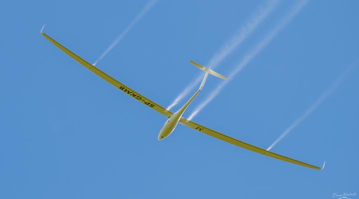 FAI Sailplane Grand Prix - szybowiec na niebie (fot. Dariusz Wesołowski)
