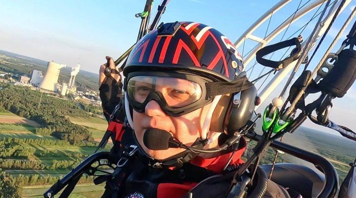 Grzegorz Bartosiewicz podczas lotu motoparalotnią (fot. KWP Radom)
