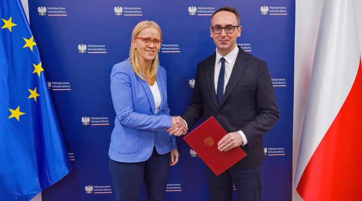 Magdalena Jaworska Maćkowiak odbiera od ministra Dariusza Klimczaka nominację na prezesa PAŻP