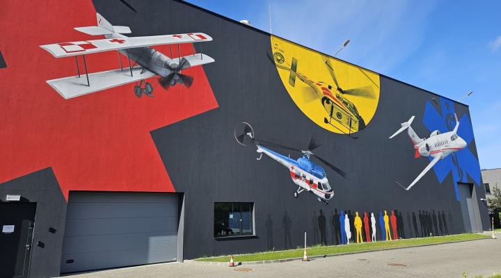 Mural upamiętniający 100-lecie lotnictwa sanitarnego w Polsce i 25-lecie LPR (fot. Lotnicze Pogotowie Ratunkowe)
