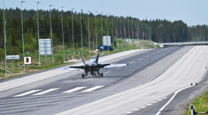 Myśliwce NATO ćwiczą lądowania na autostradzie w Finlandii (fot. NATO)