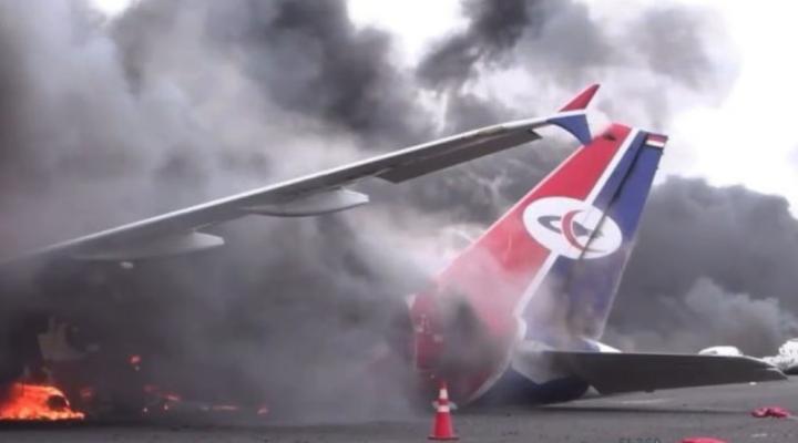 Płonący samolot Yemenia Arways na płycie lotniska Sana, fot. fl360