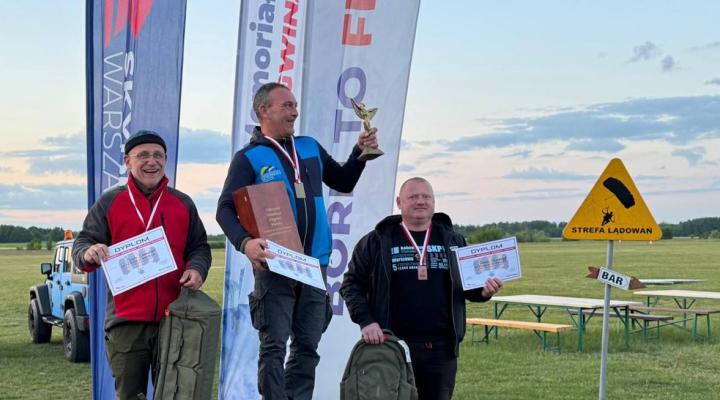 V Memoriał Arkadiusza 'Pingwina' Wantoły - podium spadochrony klasyczne (fot. Jacek Azja Brzeziński, Facebook)