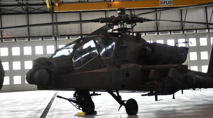 Apache AH-64D w hangarze (fot. Ministerstwo Obrony Narodowej)