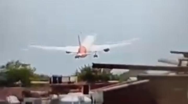 B787-8 Dreamliner należący do Air India tuż przed rozbiciem (fot. kadr z filmu)
