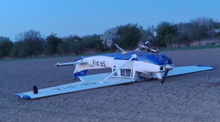Cessna F150M (SP-PIA) po lądowaniu w polu za lotniskiem Gliwice-Trynek (fot. PKBWL)