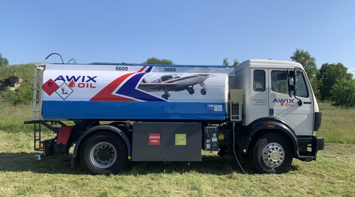 Cysterna na lotnisku Bagicz (fot. Awix-Oil)