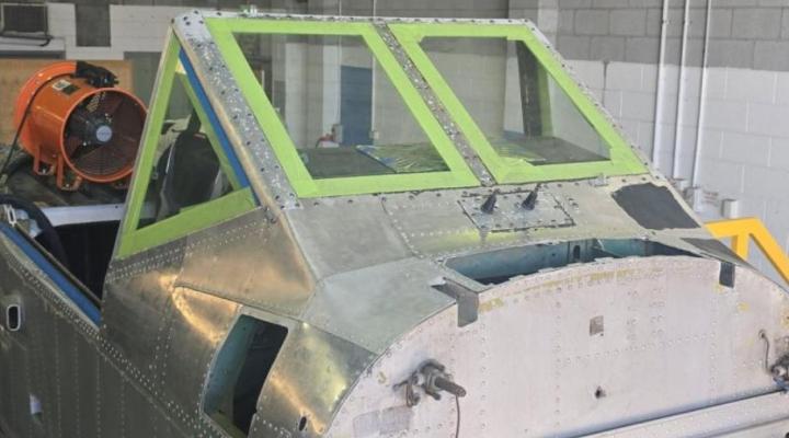 Czyszczenie laserowe usunęło niebezpieczną farbę i pozostawiło nienaruszone powierzchnie 74-letniego samolotu Winjeel (fot. chorąży Paul Wendt, RAAF)