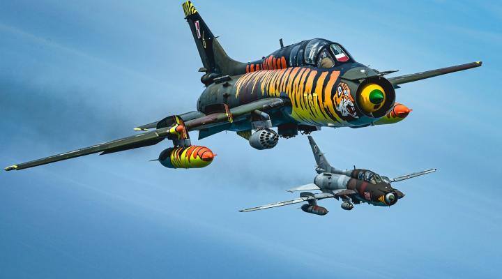 Dwa samoloty Su-22 w locie (fot. mł. chor. Rafał Samluk)