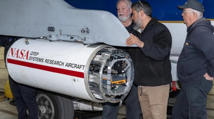 Inżynierowie i technicy NASA instalują system Psionic Space Navigation Doppler Lidar w kapsule testowej samolotu badawczego NASA F/A-18 (fot. NASA)