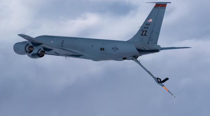 KC-135 Stratotanker w locie (fot. U.S. Air Force photo by Airman 1st Class Matthew Seefeldt)