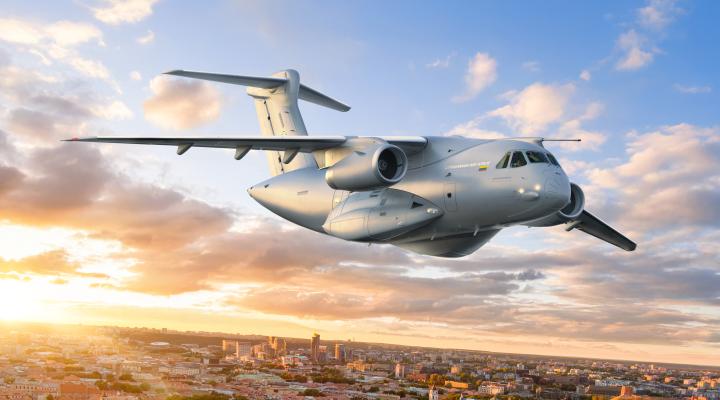 KC-390 Litewskich Sił Powietrznych nad Wilnem (fot. Embraer)