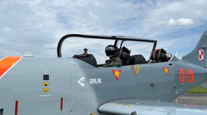 Podchorąży Lotniczej Akademii Wojskowej za sterami PZL-130 Orlik (fot. por. pil. Filip Rybczyński)