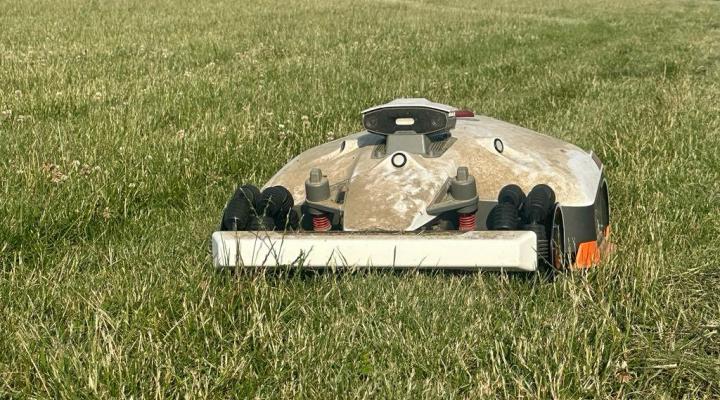 Robot koszący na lotnisku, fot. Tomasz Major