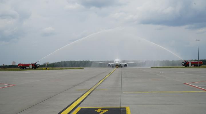 Samolot tureckiej linii  Mavi Gök Airlines powitany salutem wodnym w Porcie Lotniczym Bydgoszcz (fot. Port Lotniczy Bydgoszcz)