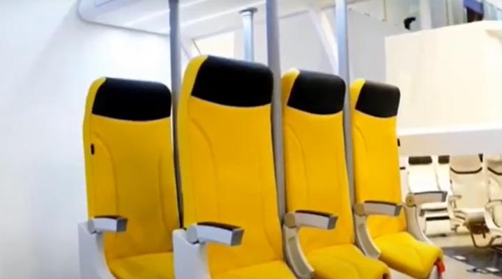 Skyrider 2.0 - fotele przypominające stojącą kolejkę górską (fot. kadr z filmu na youtube.com)