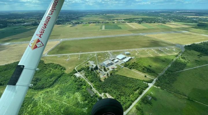 Szybowce na lotnisku w Rudnikach - widok z samolotu (fot. 50th Polish Gliding Championships in Open class)